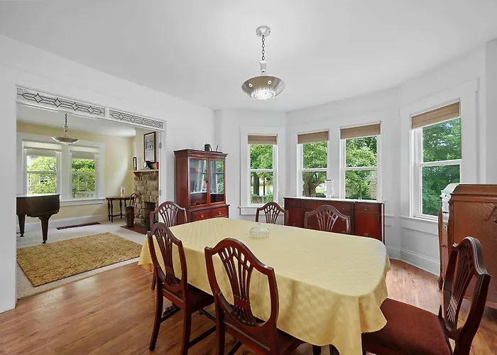Classic Charm On Ashland - For 8 *